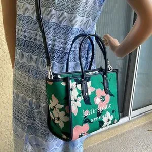 バッグ kate spade lily blooms can small tote m_626406396f6c91e6d1a2d2ef.jpeg
